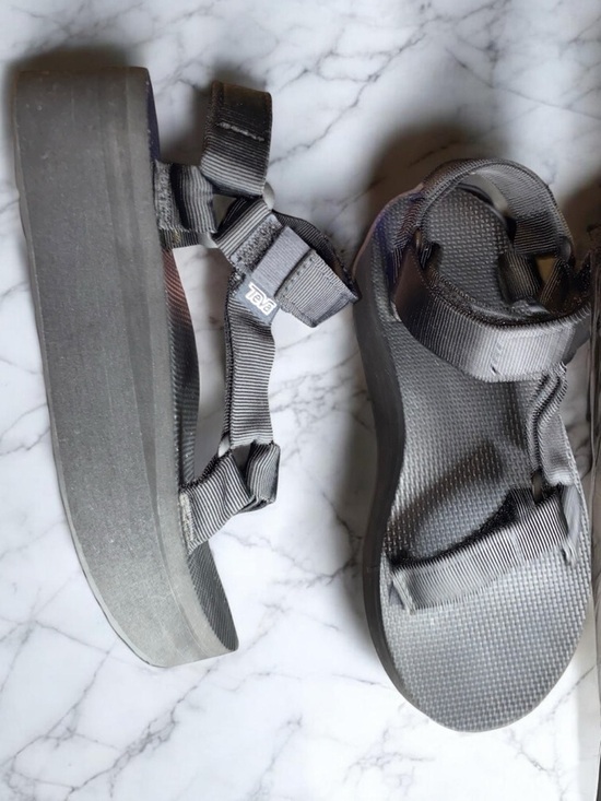 Teva Shoes - Teva Flatform Universal sandals Sz 6